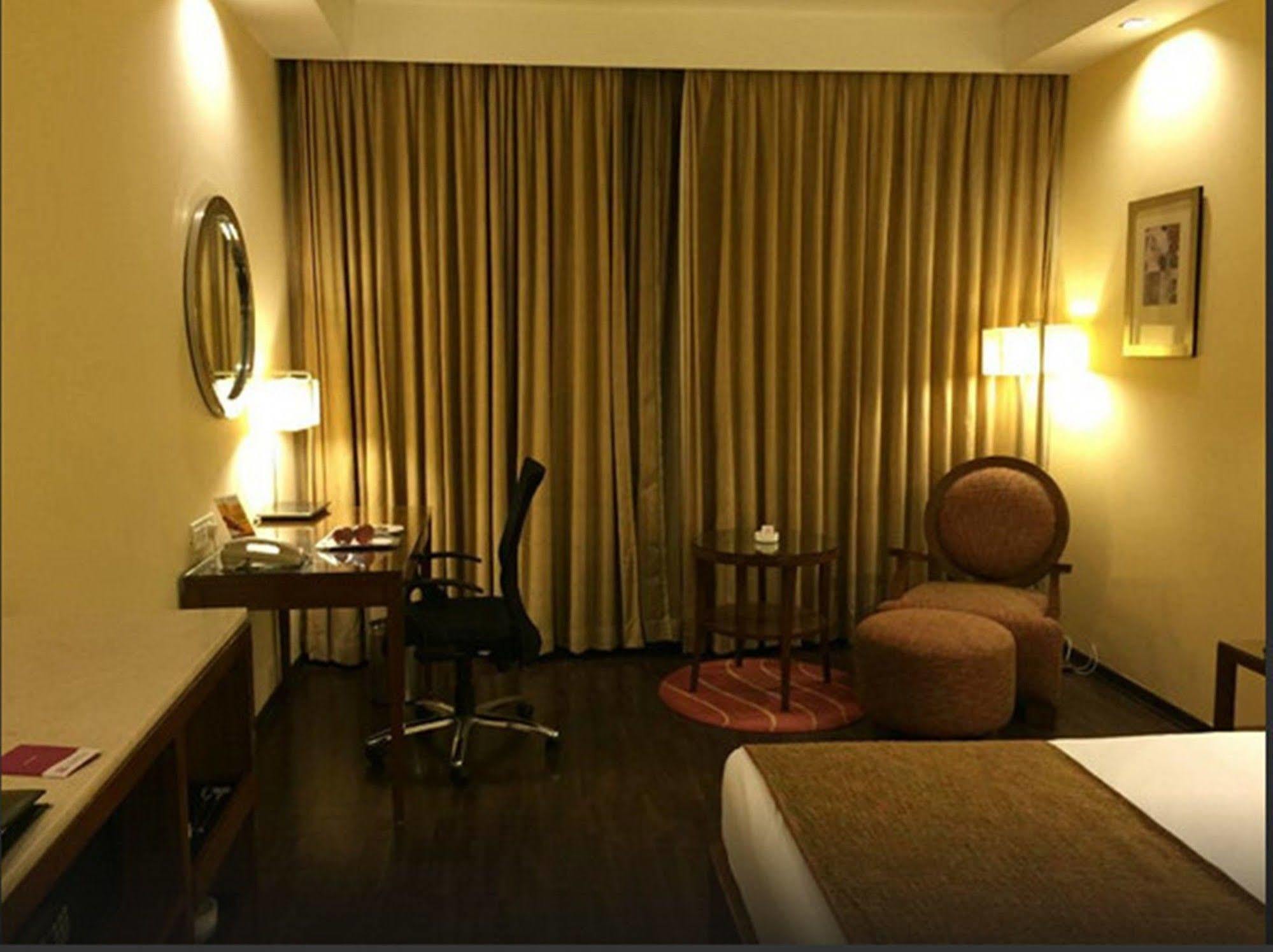 Royal Orchid Central Bangalore, Mg Road Екстер'єр фото